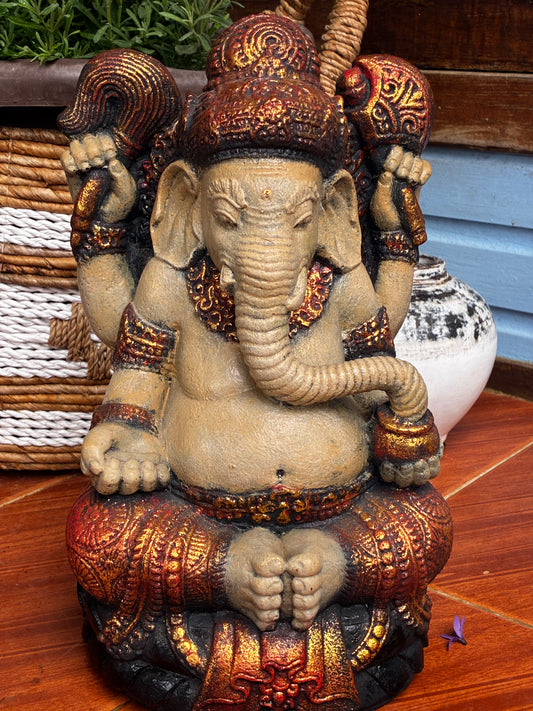 GANESHA SENTADO EM RESINA – ESCULTURA BALINESA DE PROTEÇÃO, SABEDORIA E PROSPERIDADE