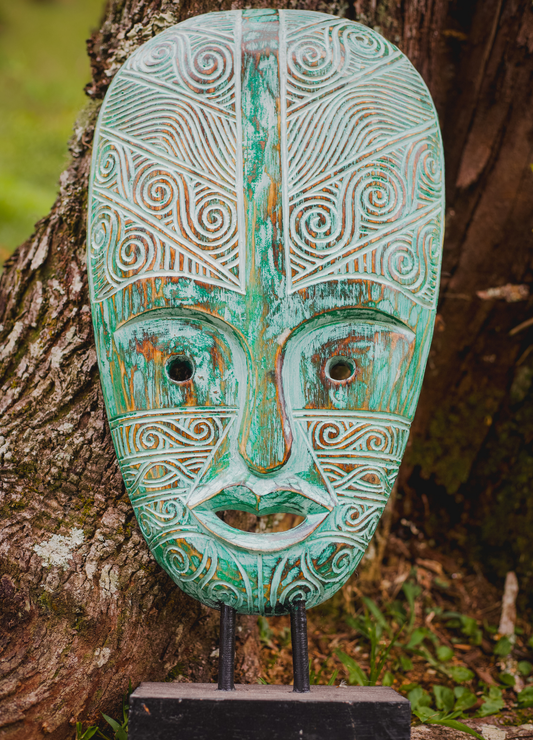 MÁSCARA PAPUA COM BASE – ESCULTURA DECORATIVA TRIBAL 20% OFF