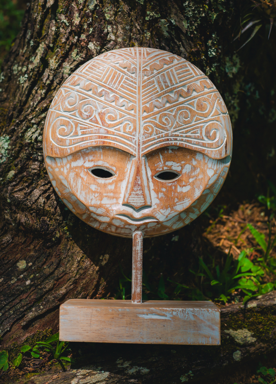 MÁSCARA REDONDA TIMOR COM BASE – DECORAÇÃO TRIBAL AUTÊNTICA