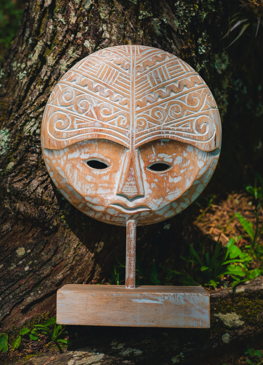 MÁSCARA REDONDA TIMOR COM BASE – DECORAÇÃO TRIBAL AUTÊNTICA