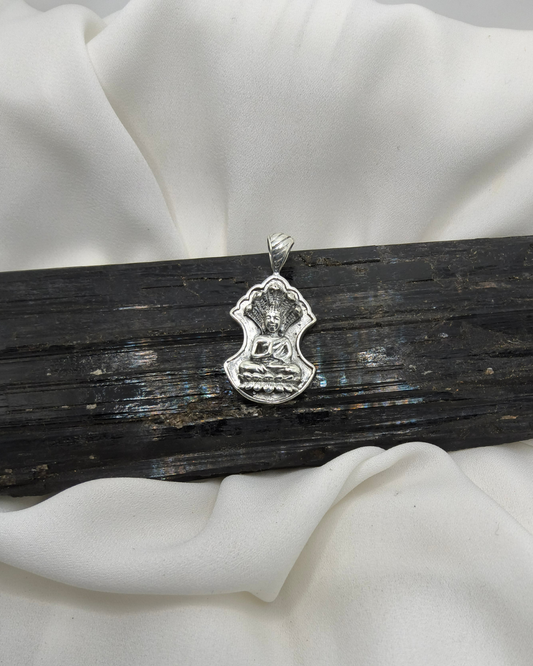 PINGENTE BUDA COM LÓTUS E NAJA EM PRATA 925 – PROTEÇÃO E ILUMINAÇÃO