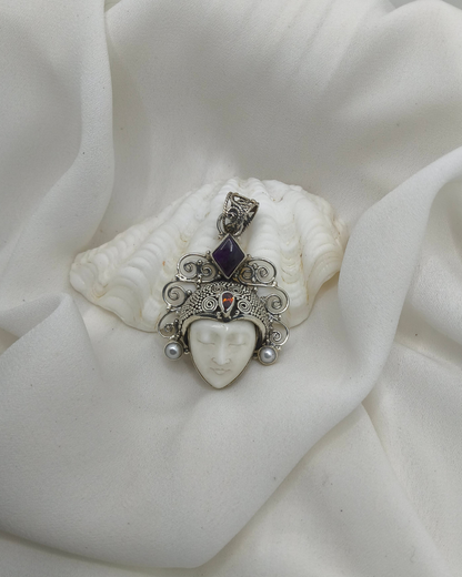 PINGENTE CABEÇA DE BUDA COM PEDRAS EM PRATA 925 – SOFISTICAÇÃO E PROTEÇÃO