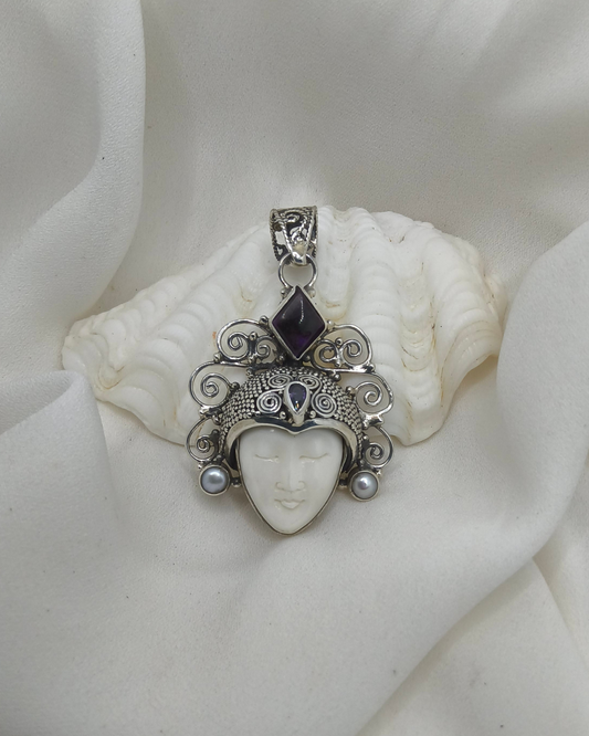 PINGENTE CABEÇA DE BUDA COM PEDRAS EM PRATA 925 – SOFISTICAÇÃO E PROTEÇÃO