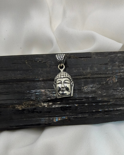 PINGENTE CABEÇA DE BUDA EM PRATA 925 – JOIA ESPIRITUAL DE PROTEÇÃO