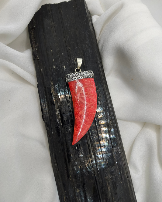 PINGENTE DENTE DE CORAL EM PRATA 925 – FORÇA E PROTEÇÃO