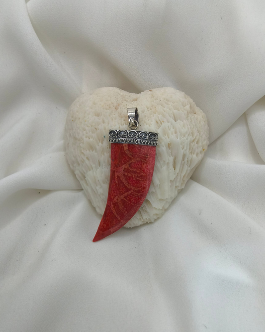 PINGENTE DENTE DE CORAL EM PRATA 925 – FORÇA E PROTEÇÃO