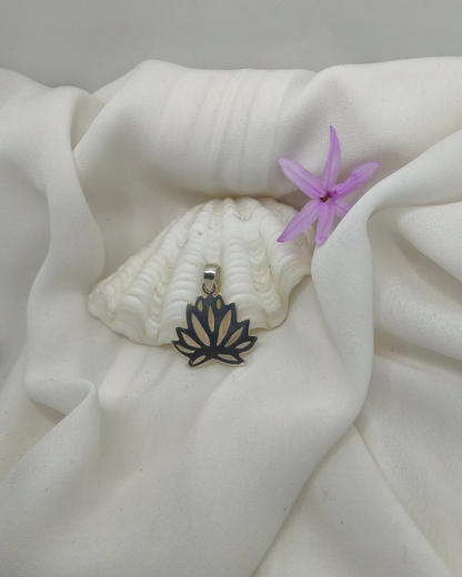 PINGENTE FLOR DE LÓTUS VAZADO EM PRATA 925 – PUREZA E RENOVAÇÃO