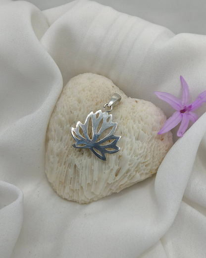 PINGENTE FLOR DE LÓTUS VAZADO EM PRATA 925 – PUREZA E RENOVAÇÃO