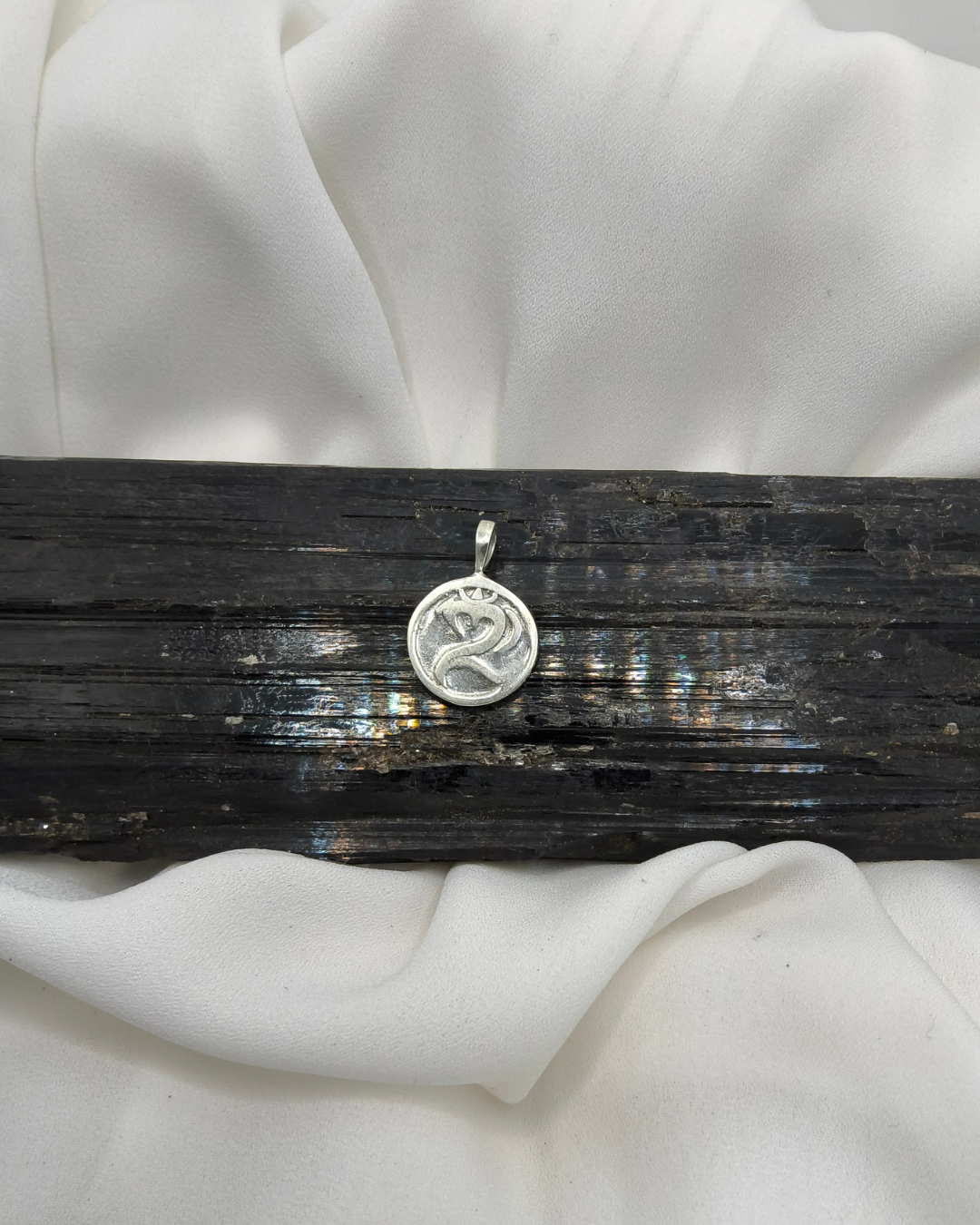 PINGENTE OM DUPLA FACE EM PRATA 925 – SÍMBOLO SAGRADO