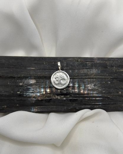 PINGENTE OM DUPLA FACE EM PRATA 925 – SÍMBOLO SAGRADO