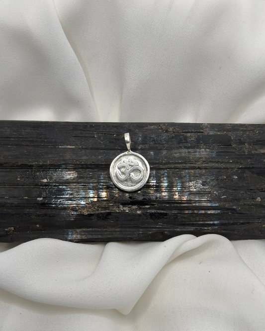 PINGENTE OM DUPLA FACE EM PRATA 925 – SÍMBOLO SAGRADO