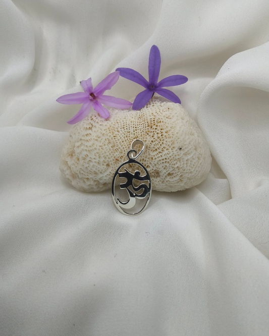 PINGENTE OM OVAL EM PRATA 925 – SÍMBOLO DE HARMONIA