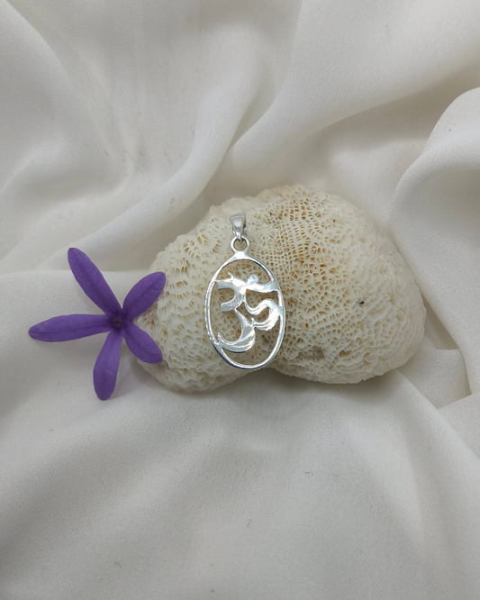 PINGENTE OM OVAL EM PRATA 925 – SÍMBOLO DE HARMONIA