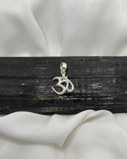PINGENTE OM PEQUENO VAZADO EM PRATA 925 – JOIA ESPIRITUAL