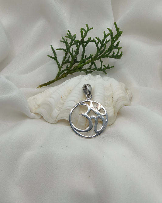 PINGENTE OM REDONDO VAZADO EM PRATA 925