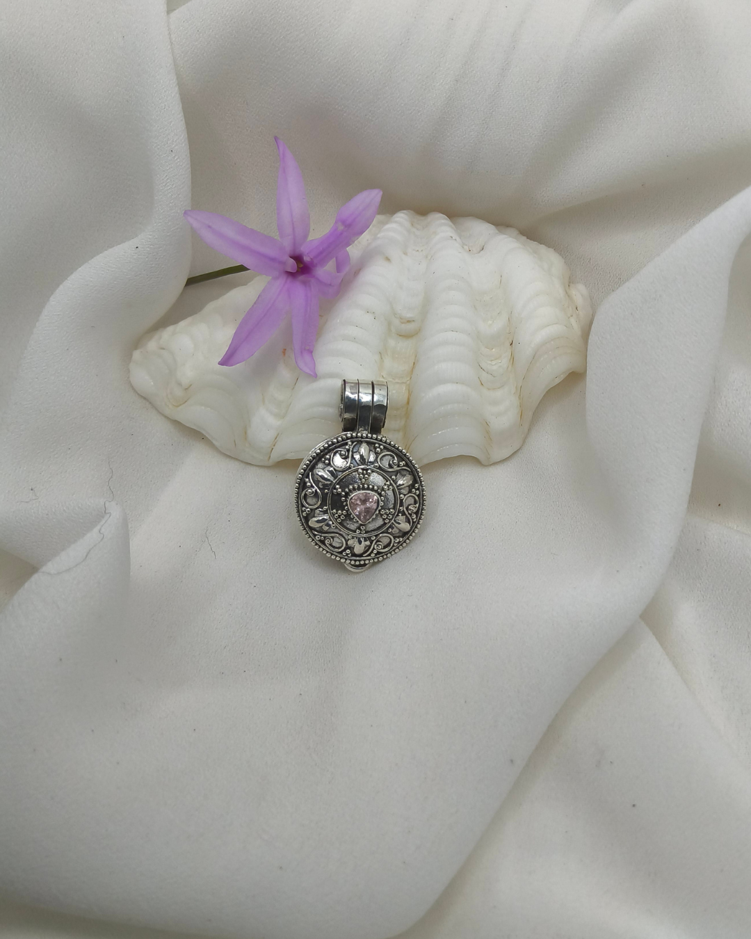 PINGENTE RELICÁRIO REDONDO COM QUARTZO ROSA EM PRATA 925