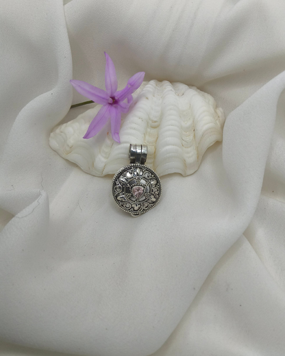 PINGENTE RELICÁRIO REDONDO COM QUARTZO ROSA EM PRATA 925