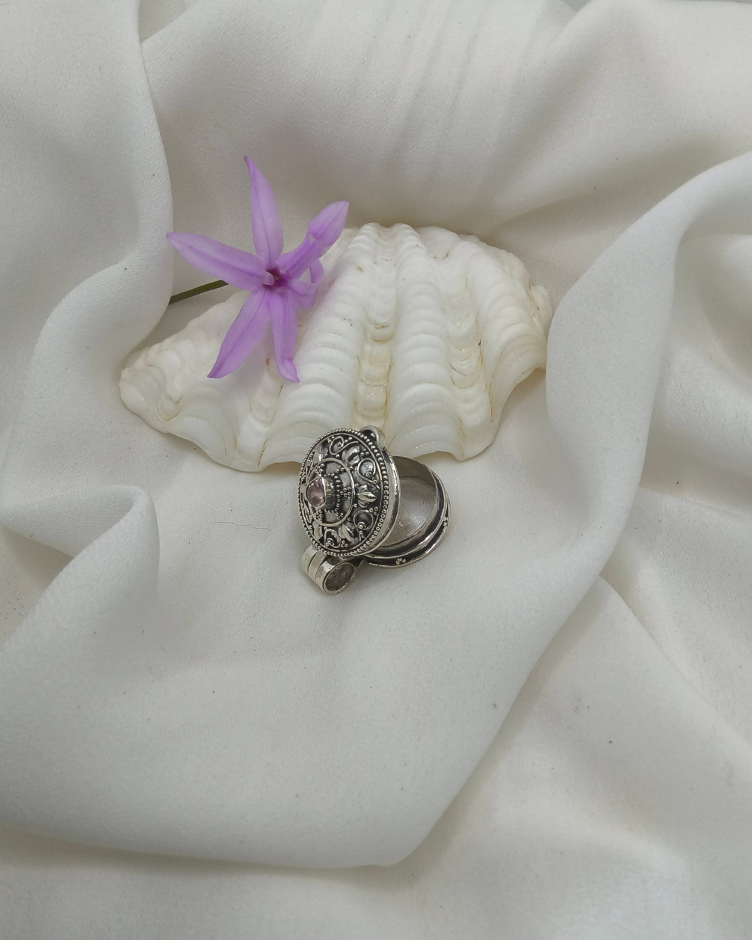 PINGENTE RELICÁRIO REDONDO COM QUARTZO ROSA EM PRATA 925