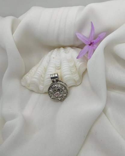 PINGENTE RELICÁRIO REDONDO COM QUARTZO ROSA EM PRATA 925