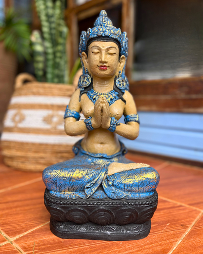 PUSPA ORAÇÃO EM RESINA – ESCULTURA BALINESA DE DEVOÇÃO E HARMONIA ESPIRITUAL