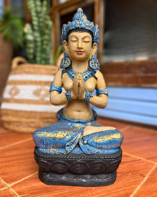 PUSPA ORAÇÃO EM RESINA – ESCULTURA BALINESA DE DEVOÇÃO E HARMONIA ESPIRITUAL