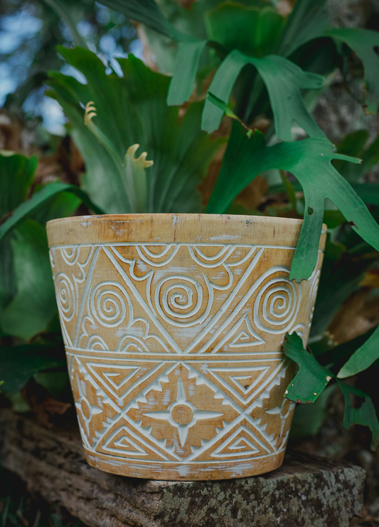 VASO ESPIRAL ESTRELA PAPUA – DECORAÇÃO TRIBAL COM MOVIMENTO E ENERGIA 25% OFF