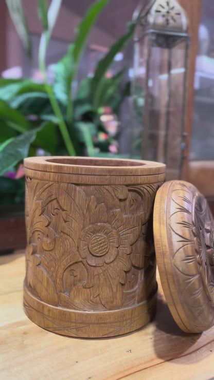 CACHEPÔ UBUD – PEÇA DECORATIVA BALINESA EM MADEIRA ENTALHADA À MÃO